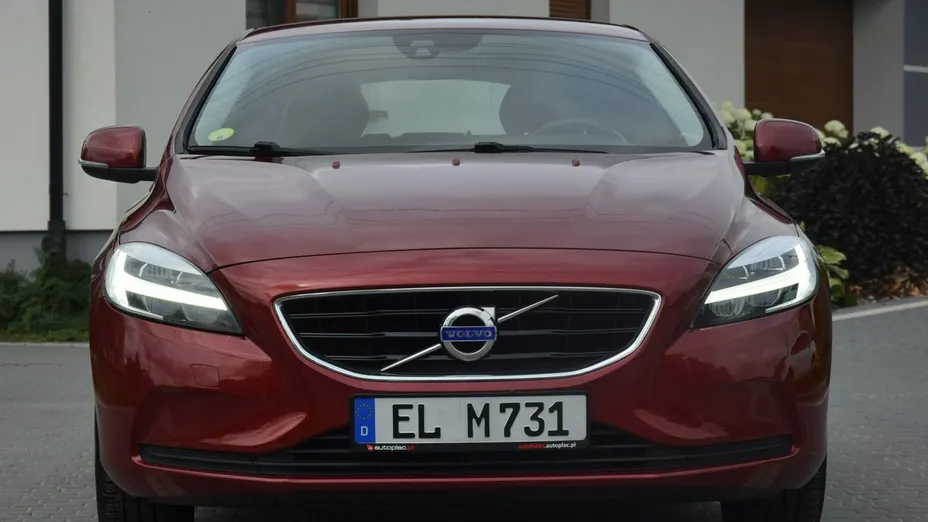VOLVO V40 -