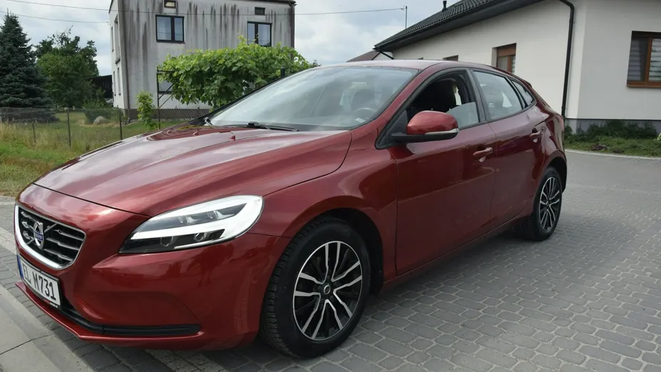VOLVO V40 -