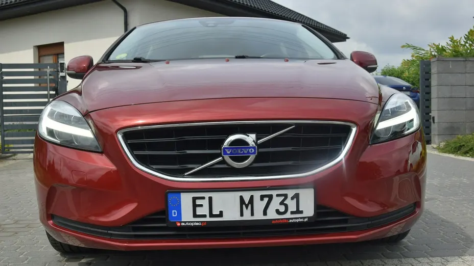 VOLVO V40 -