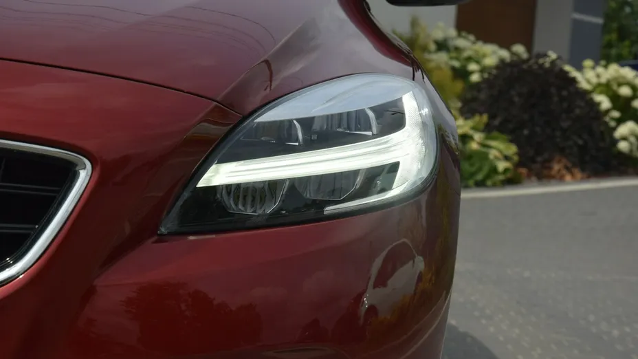 VOLVO V40 -
