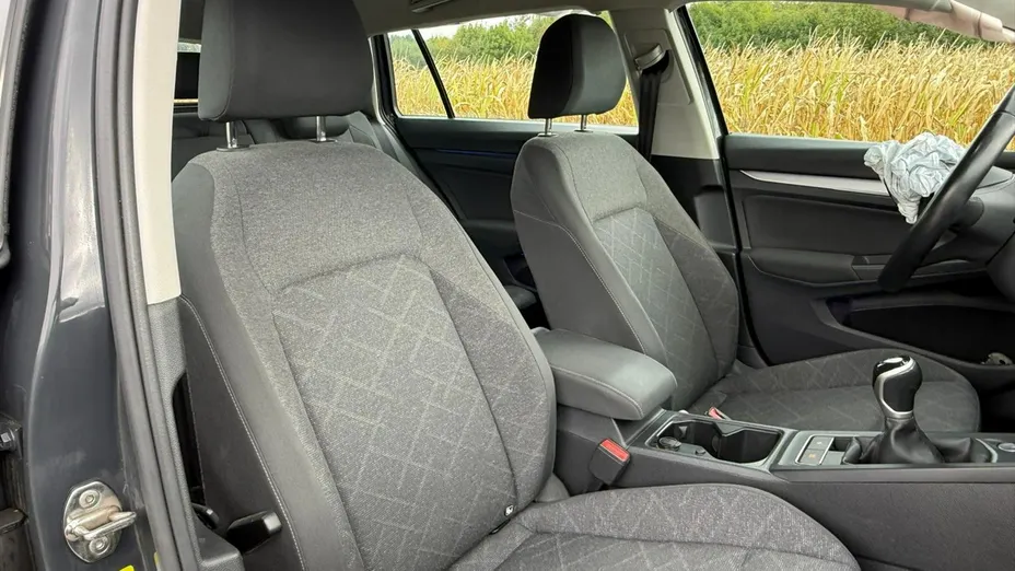 VOLKSWAGEN Golf -