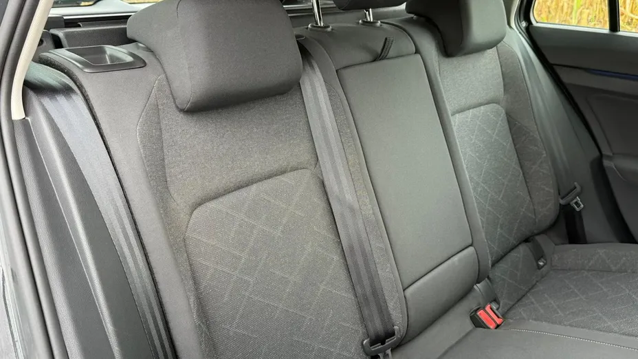 VOLKSWAGEN Golf -