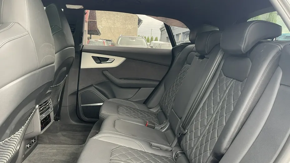 AUDI Q8 -