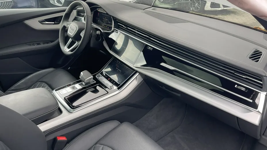 AUDI Q8 -