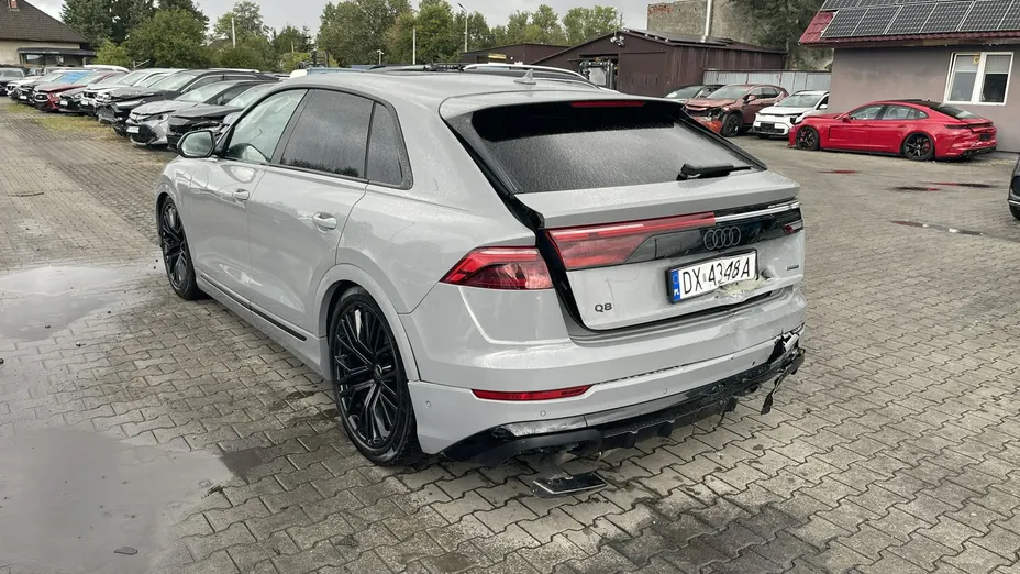 AUDI Q8 -