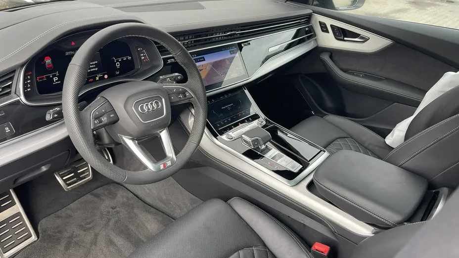 AUDI Q8 -