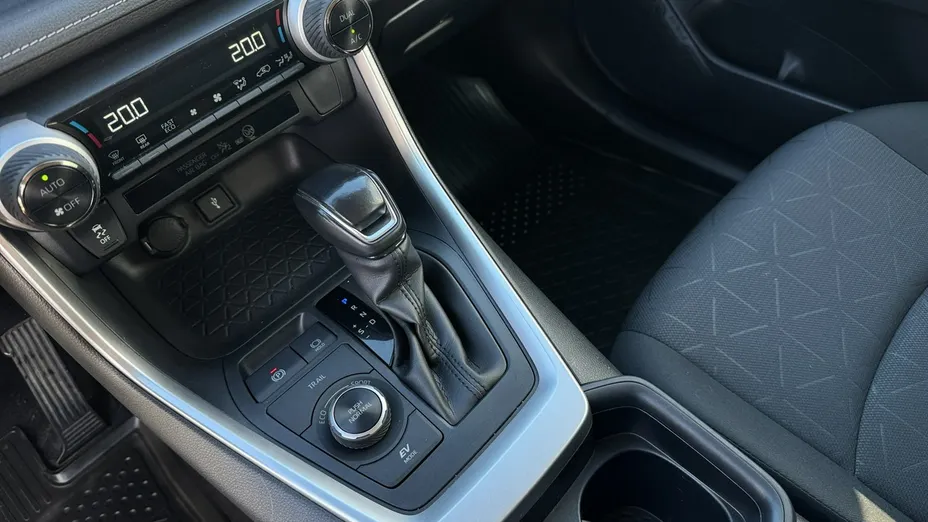 TOYOTA RAV4 -
