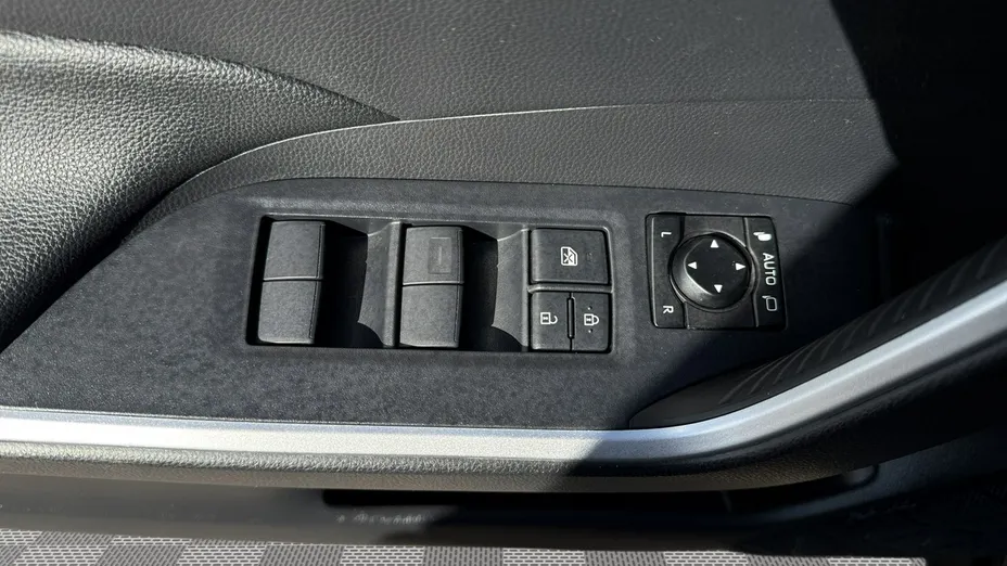 TOYOTA RAV4 -