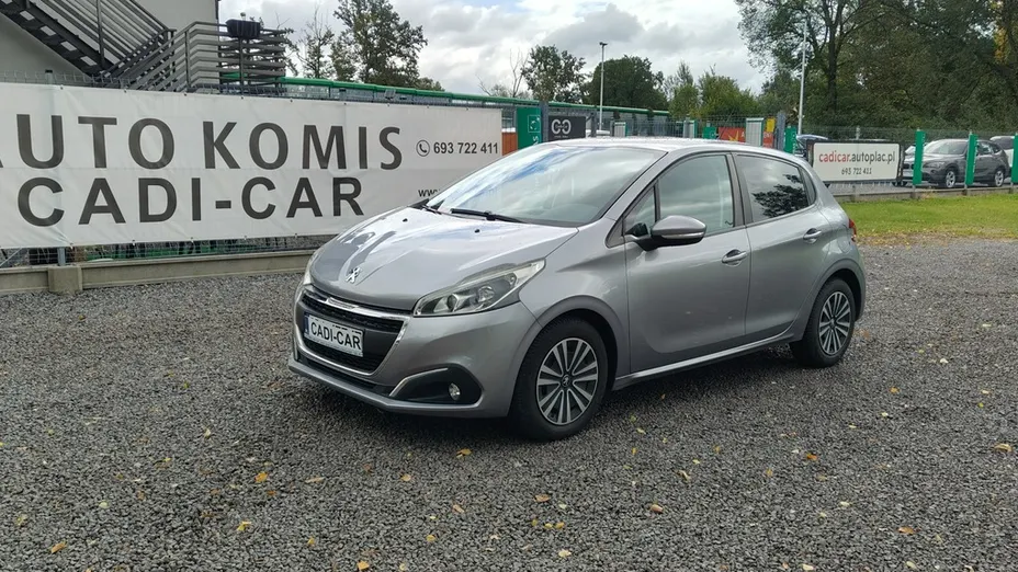 PEUGEOT 208 -
