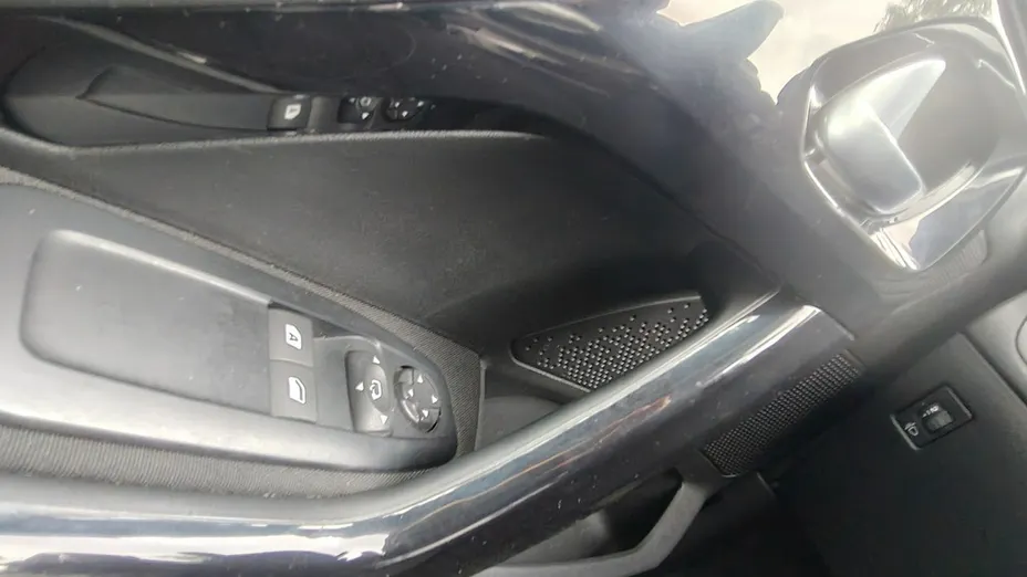 PEUGEOT 208 -