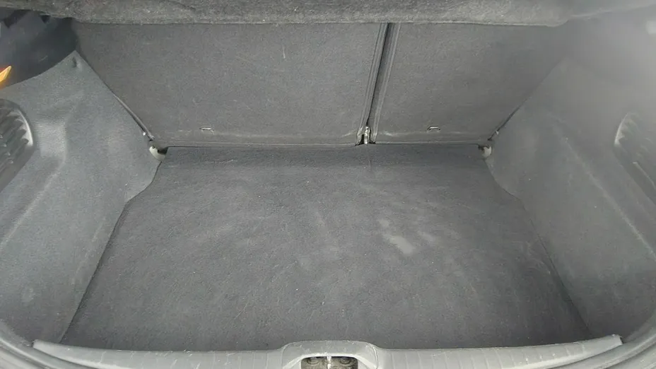 PEUGEOT 208 -