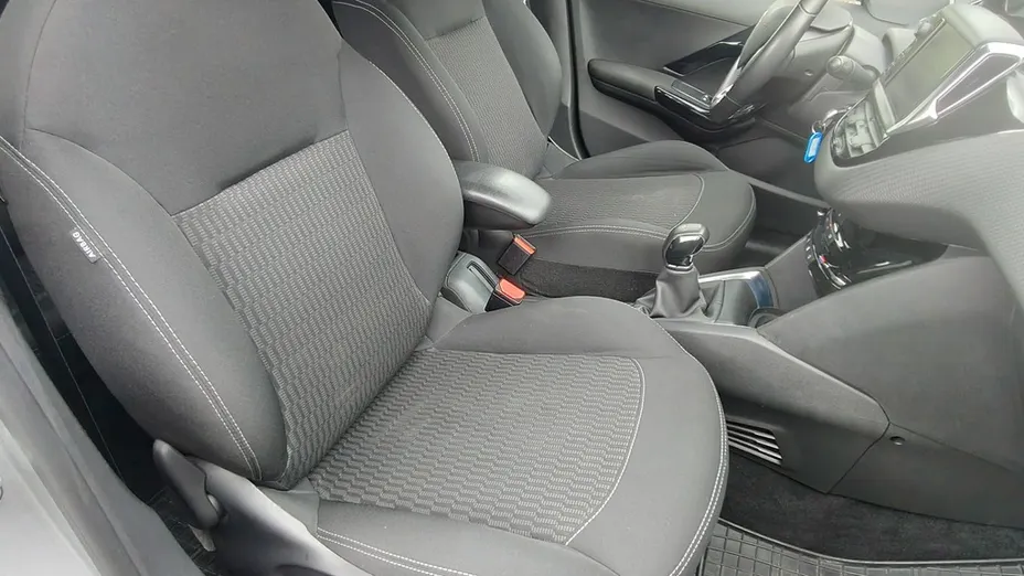 PEUGEOT 208 -