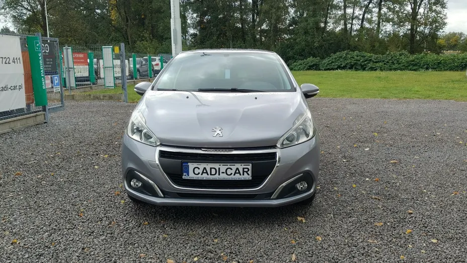 PEUGEOT 208 -