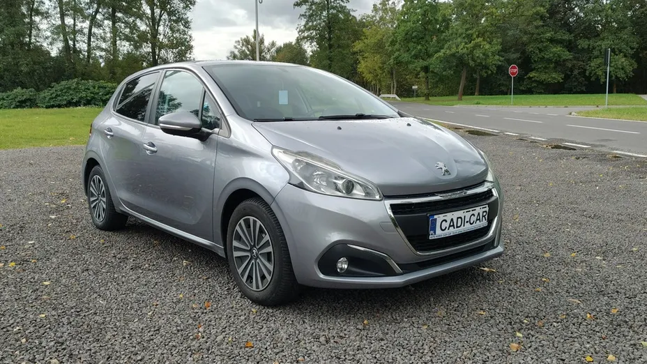 PEUGEOT 208 -