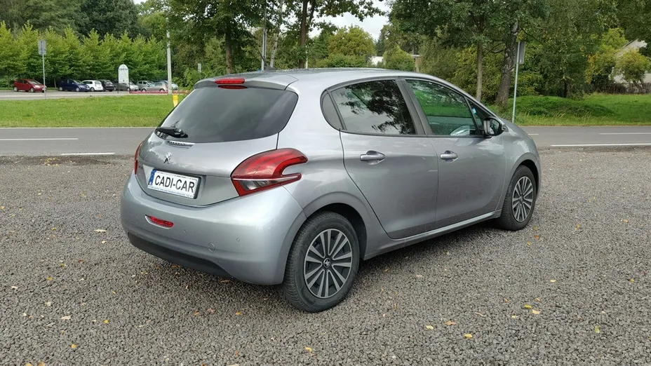 PEUGEOT 208 -
