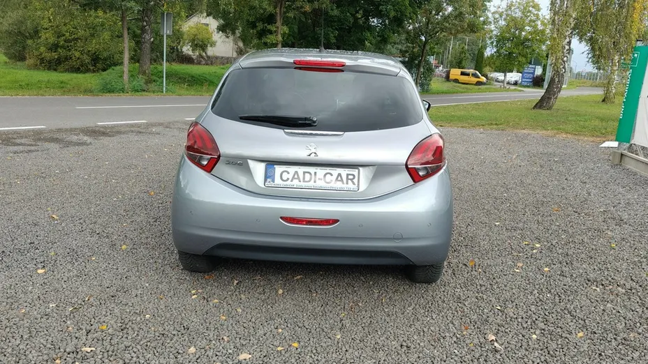 PEUGEOT 208 -