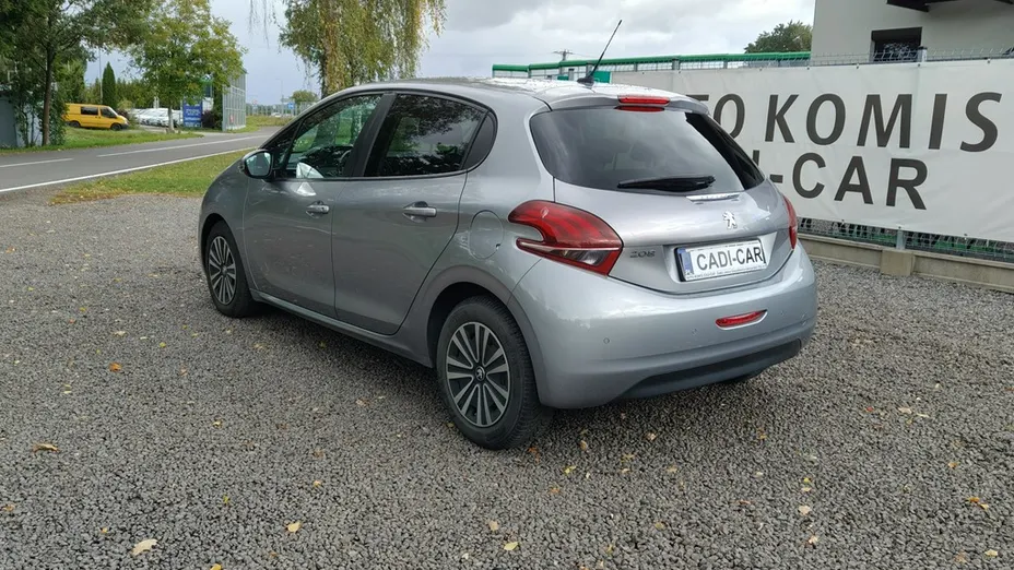 PEUGEOT 208 -