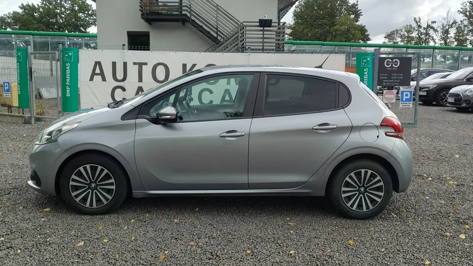 PEUGEOT 208 -