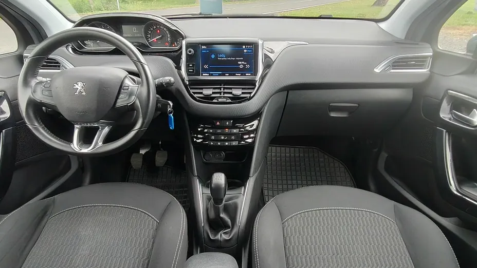 PEUGEOT 208 -