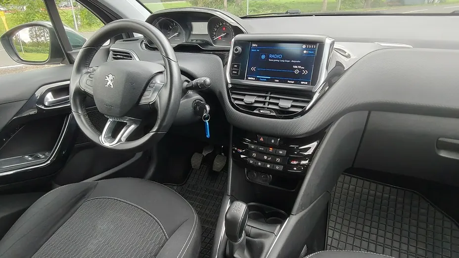 PEUGEOT 208 -