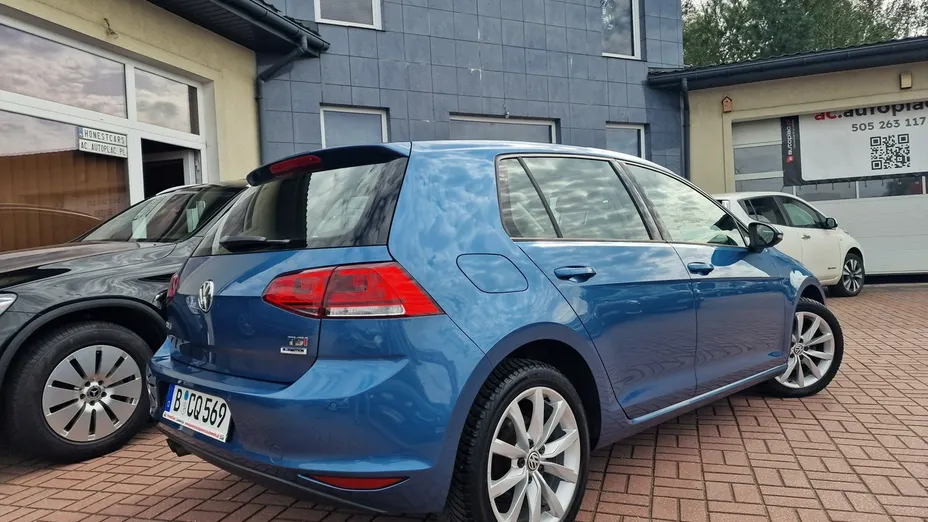 VOLKSWAGEN Golf -