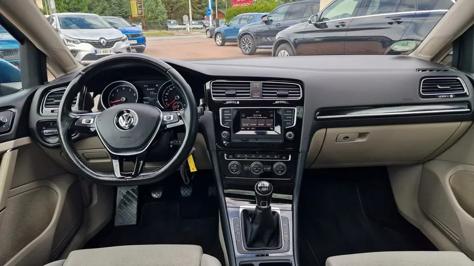 VOLKSWAGEN Golf -