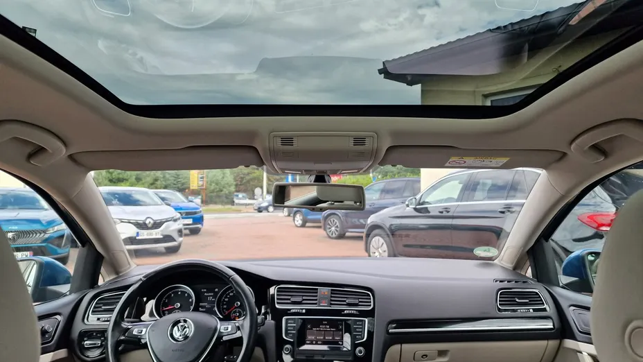 VOLKSWAGEN Golf -