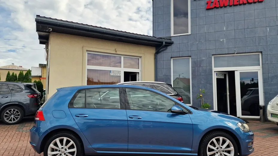 VOLKSWAGEN Golf -