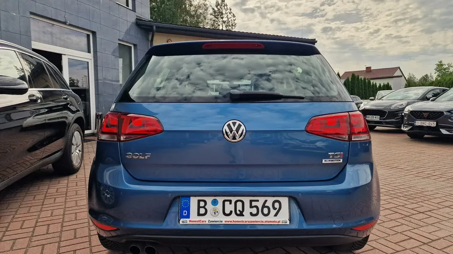 VOLKSWAGEN Golf -