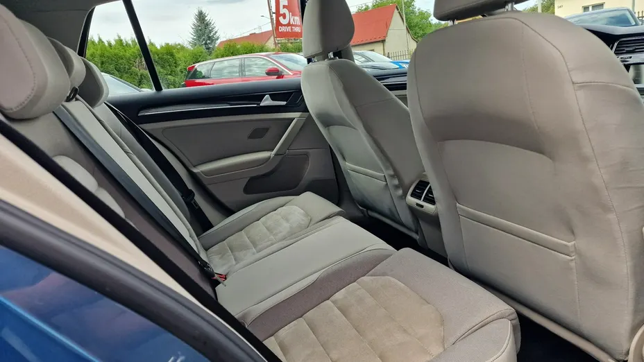 VOLKSWAGEN Golf -