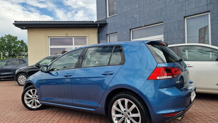 VOLKSWAGEN Golf -