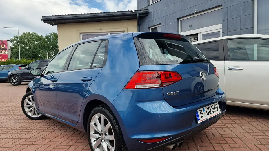 VOLKSWAGEN Golf -