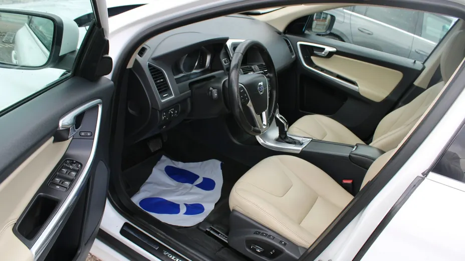 VOLVO XC60 -