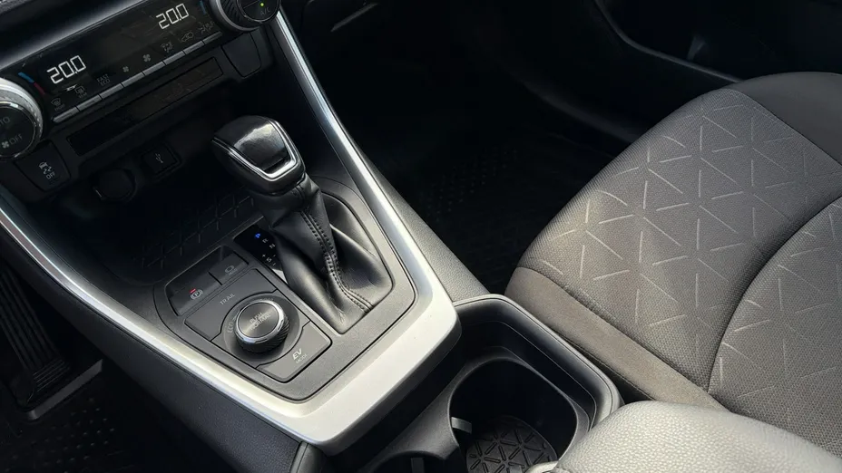 TOYOTA RAV4 -