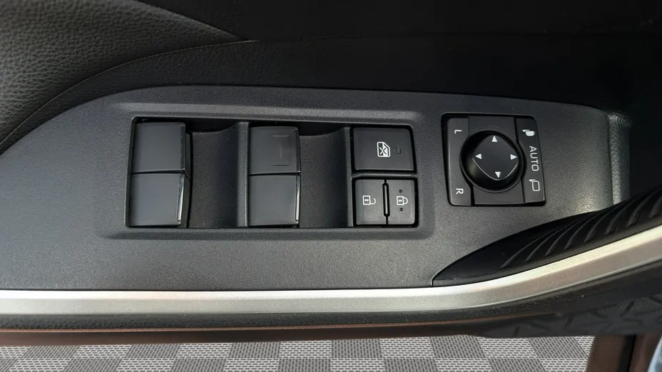 TOYOTA RAV4 -