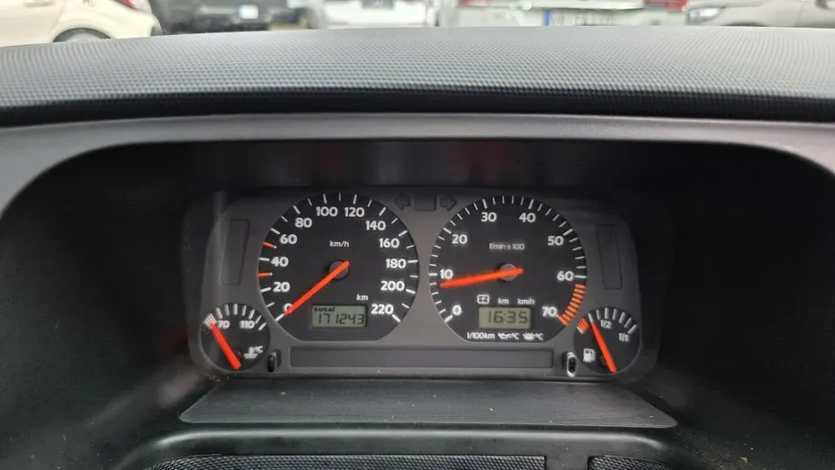 VOLKSWAGEN Golf -