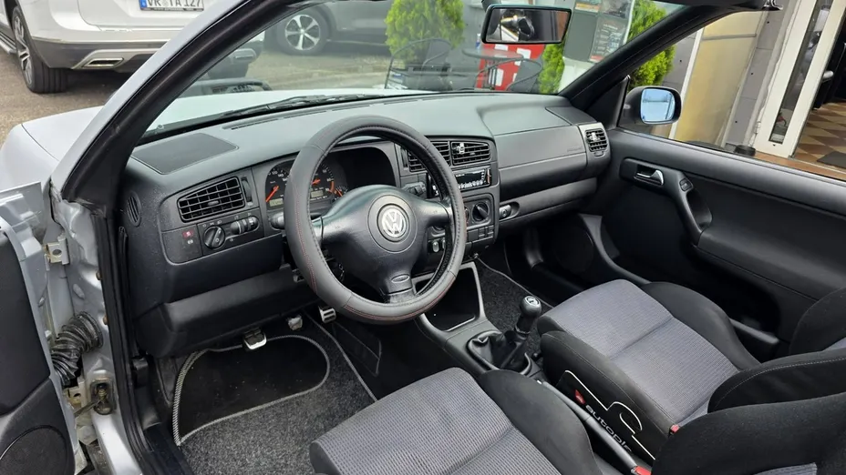 VOLKSWAGEN Golf -