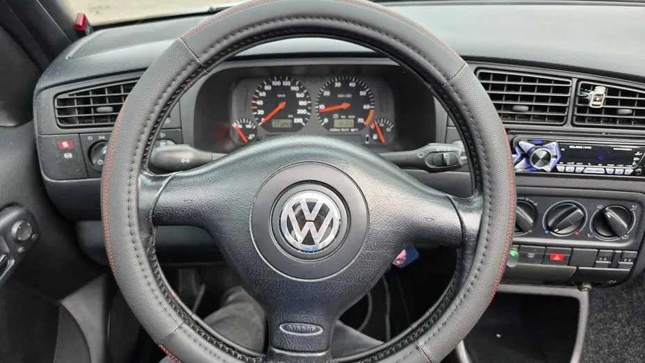 VOLKSWAGEN Golf -