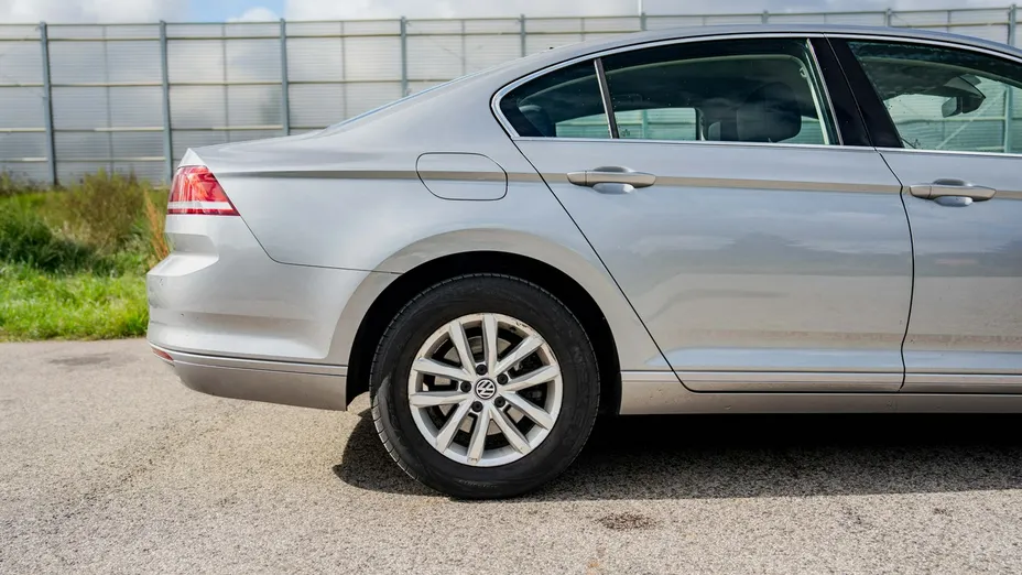 VOLKSWAGEN Passat -