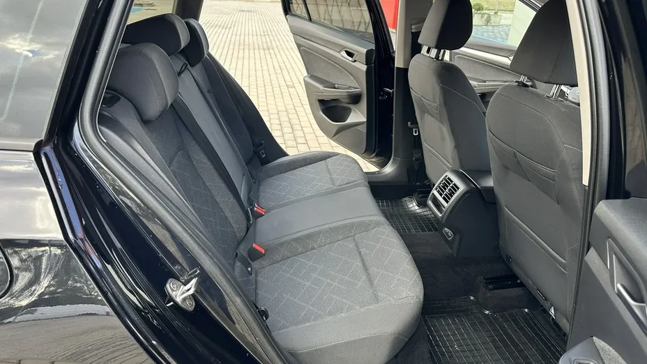 VOLKSWAGEN Golf -