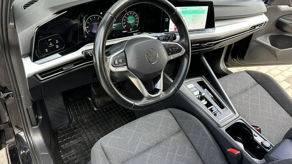 VOLKSWAGEN Golf -