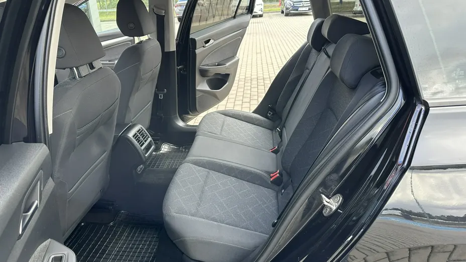 VOLKSWAGEN Golf -