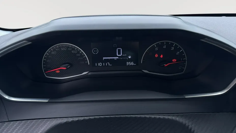 PEUGEOT 208 -