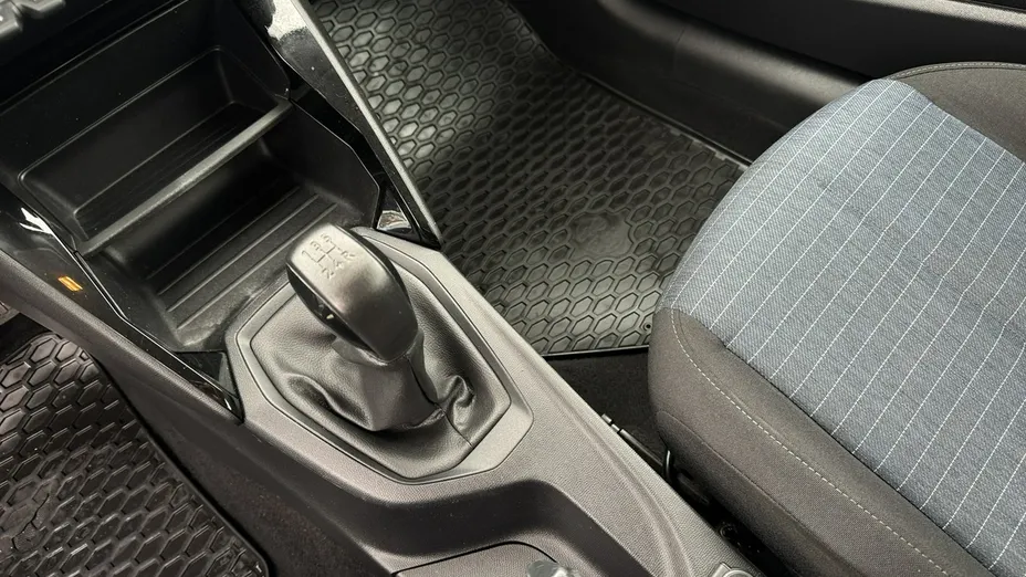 PEUGEOT 208 -