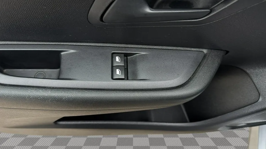 PEUGEOT 208 -