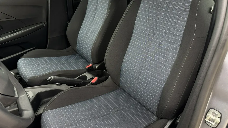 PEUGEOT 208 -