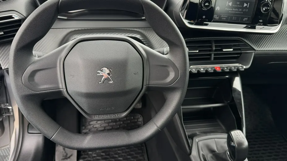 PEUGEOT 208 -
