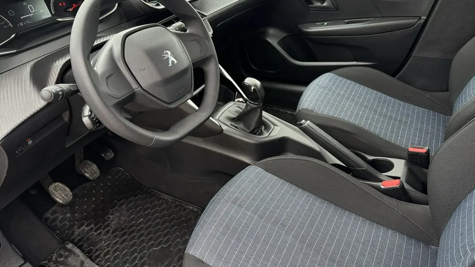PEUGEOT 208 -