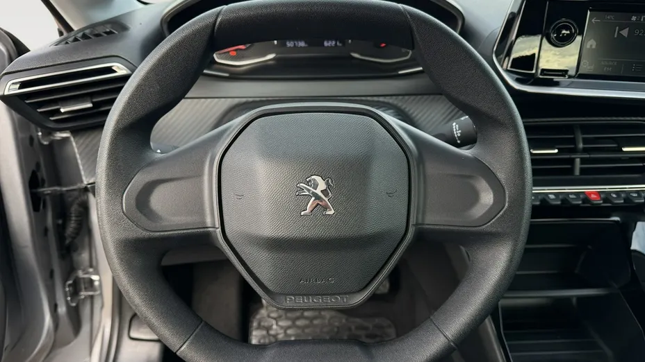 PEUGEOT 208 -