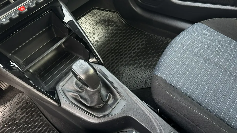 PEUGEOT 208 -